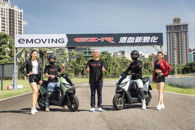 中华汽车总经理陈昭文（中）发表eMOVING重型电动机车EZ-R。（中华汽车提供／陈大任台北传真）