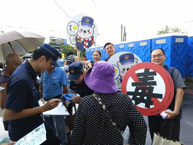 嘉义市警一分局北兴派出所所长林韦廷率员警到场宣导反诈骗、反毒。（廖素慧摄）