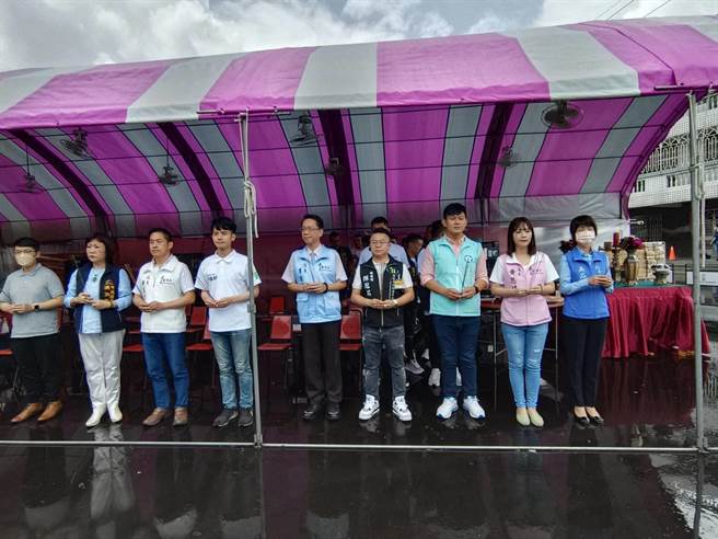 嘉义市这家零食大卖场今天拜拜及送泡麵，多位议员到场跑摊。（廖素慧摄）