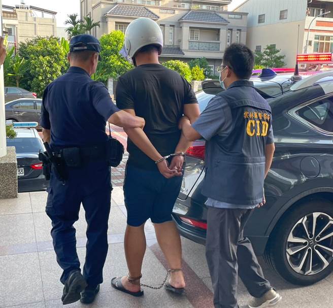 涉嫌縱火的杜男（中）從斗南分局移送雲林地檢署。（民眾提供）