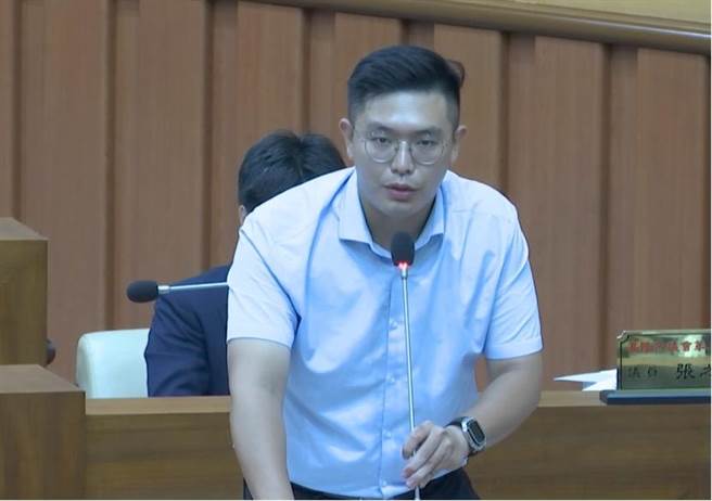 市議員張顥瀚質疑，市府是否還有不用做公益，只要貼錢就能交車的方案。（翻攝畫面／徐佑昇基隆傳真）