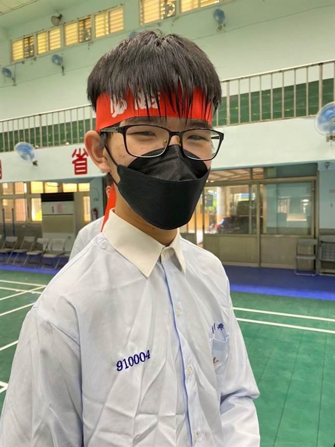 大学分发入学15日放榜，屏东东港高中新二代杨明典录取繁星时的第一志愿，国立阳明交通大学外国语文学系。（东港高中提供／谢佳潾屏东传真）