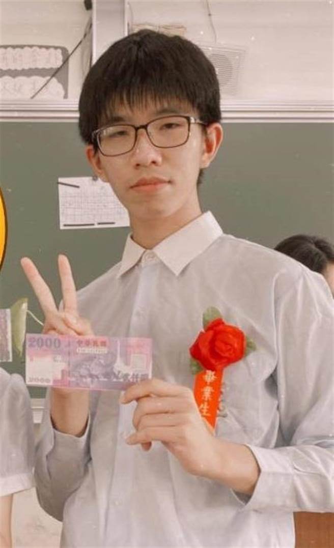 大学分发入学15日放榜，屏东东港高中新二代杨明典录取繁星时的第一志愿，国立阳明交通大学外国语文学系。（东港高中提供／谢佳潾屏东传真）