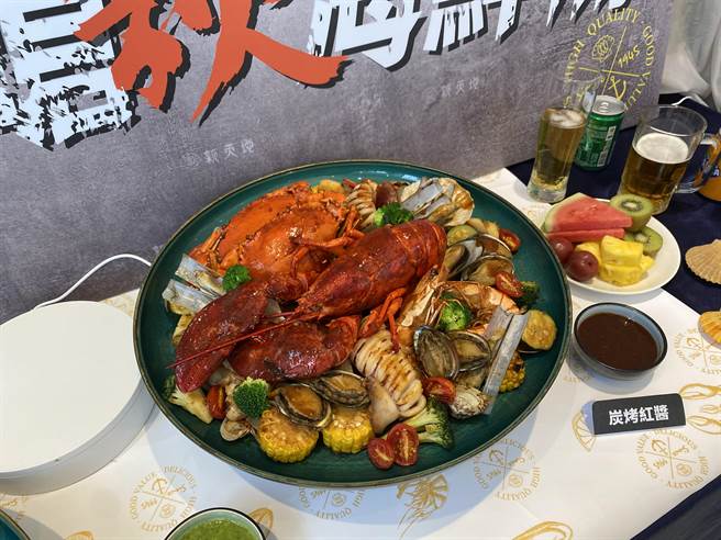 新天地餐飲集團改良盛行於美國南方海港手抓海鮮的豪邁吃法，推出「嗆秋海鮮桶」外帶熟食，讓民眾可以方便攜帶到戶外一邊賞月一邊享用。（馮惠宜攝）