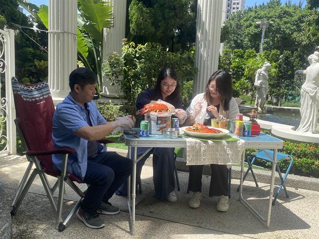 新天地餐飲集團改良盛行於美國南方海港手抓海鮮的豪邁吃法，推出「嗆秋海鮮桶」外帶熟食，讓民眾可以方便攜帶到戶外一邊賞月一邊享用。（馮惠宜攝）