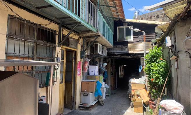 国民党台北市议员陈炳甫指出， 日前接获民眾陈情，想进行危老建筑都更，若依规定都更，建物本体宽度仅剩4.5公尺，几乎无法规画房间，也因此让住户打消改建念头。（陈炳甫办公室提供／丁上程台北传真）