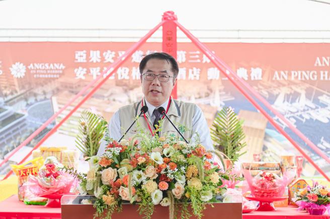 台南市长黄伟哲表示期待亚果与悦榕集团强强联手为台南打造优质的观光产业。  （图片来源：亚果游艇开发提供）
