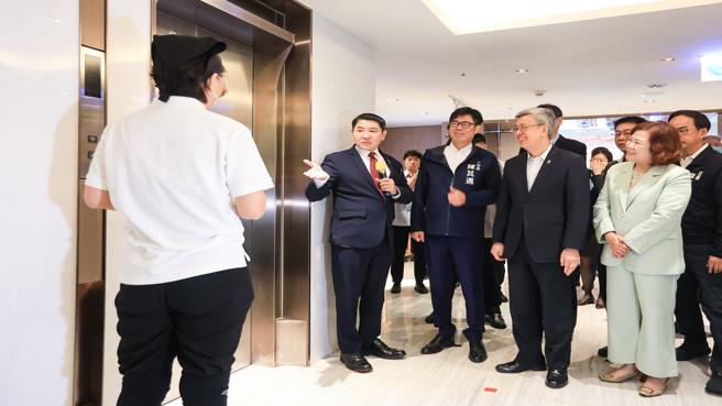 陳其邁（右三）、陳建仁（右二）、許銘春（右一）參訪高雄翰品酒店高雄。（圖片來源：高雄市政府提供）