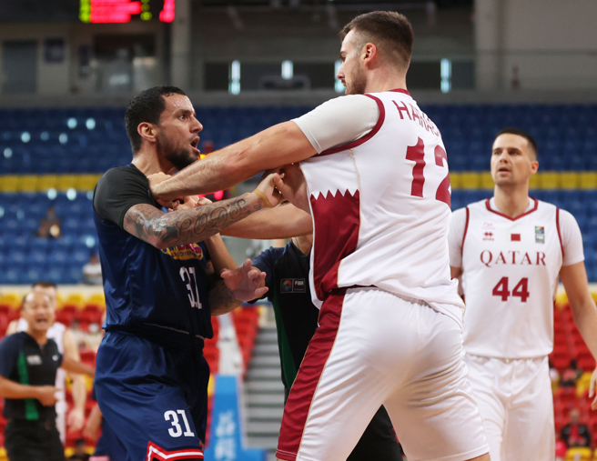 菲律賓德穆西斯（左）在隊友被卡達哈拉西奇（右）推擠後，衝上去和對方理論。（中華籃協提供）