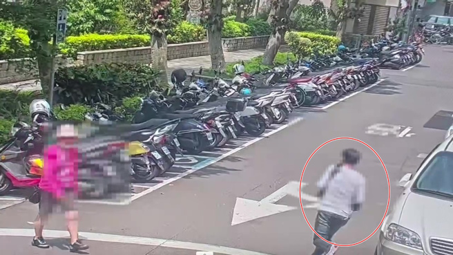 张嫌于蔡男取款后趁机抢走赃款，张嫌得手后逃逸。（翻摄画面）