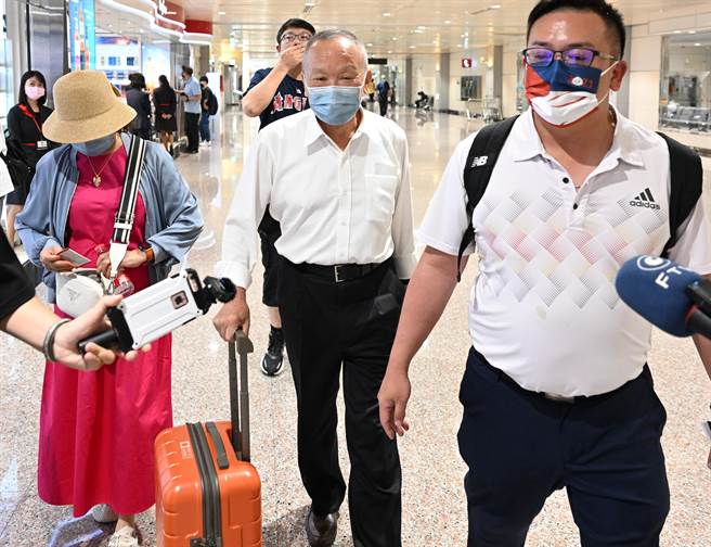 前苗栗县长徐耀昌（中）日前出席鸿海创办人郭台铭造势活动，喊出「下架国民党」引发争议，徐耀昌15日晚间自从大陆南京返台时表示，国民党很多作为真的要痛定思痛、要好好的未雨绸缪、要大和解。（陈麒全摄）