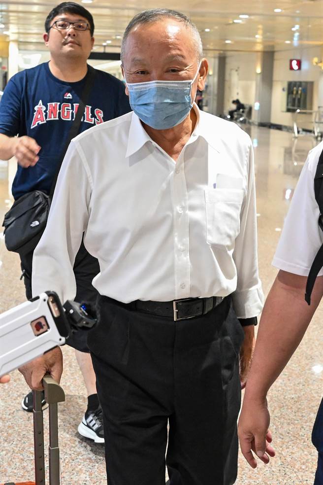 前苗栗县长徐耀昌（中）日前出席鸿海创办人郭台铭造势活动，喊出「下架国民党」引发争议，徐耀昌15日晚间自从大陆南京返台时表示，国民党很多作为真的要痛定思痛、要好好的未雨绸缪、要大和解。（陈麒全摄）