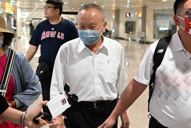 前苗栗县长徐耀昌（中）日前出席鸿海创办人郭台铭造势活动，喊出「下架国民党」引发争议，徐耀昌15日晚间自从大陆南京返台时表示，国民党很多作为真的要痛定思痛、要好好的未雨绸缪、要大和解。（陈麒全摄）