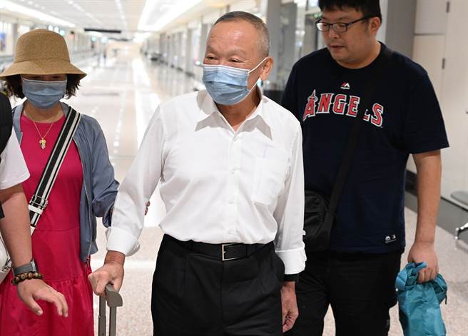 前苗栗县长徐耀昌（中）日前出席鸿海创办人郭台铭造势活动，喊出「下架国民党」引发争议，徐耀昌15日晚间自从大陆南京返台时表示，国民党很多作为真的要痛定思痛、要好好的未雨绸缪、要大和解。（陈麒全摄）