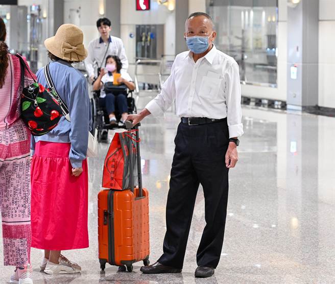 前苗栗县长徐耀昌（中）日前出席鸿海创办人郭台铭造势活动，喊出「下架国民党」引发争议，徐耀昌15日晚间自从大陆南京返台时表示，国民党很多作为真的要痛定思痛、要好好的未雨绸缪、要大和解。（陈麒全摄）