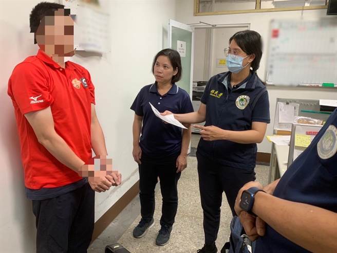 大陆渔民越界捕鱼遭捕，获判缓起诉由移民署高雄市专勤队遣返回国，不料却因谎报姓名被抓包，遭到专勤队依偽造文书罪送办。（翻摄照片／崔正纲高雄传真）