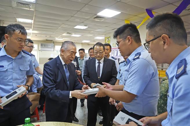 李棟樑慰訪空軍雷達站，逐一致贈慰問禮品，感謝他們24小時堅守崗位、監控敵情。軍聞社提供