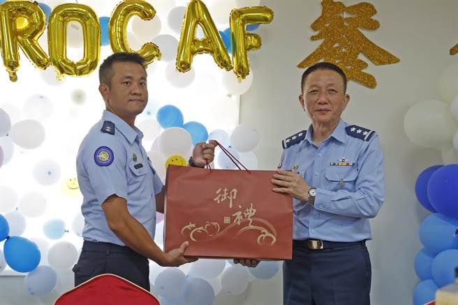 空軍司令劉任遠上將陪同李棟樑慰問雷達站官兵，並致贈禮品。軍聞社提供