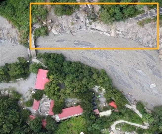 馬赫坡主要聯外道路榮華巷多處坍塌，仁愛鄉公所正由兩端各置一組機具進行搶修，預計15日晚間搶通。（民眾提供／楊靜茹南投傳真）