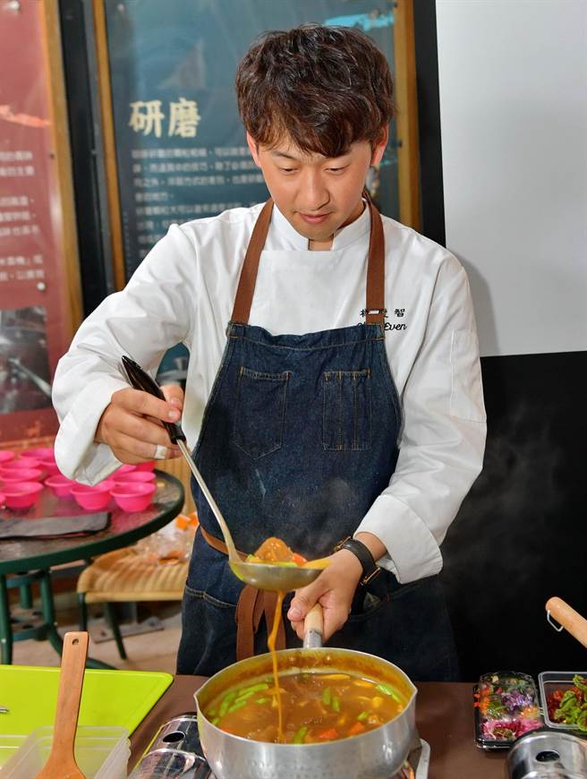 中秋礼盒还蕴藏由蔬食主厨林圣智所创作的16道料理食谱。（东山区农会提供／张毓翎台南传真）