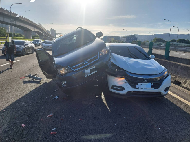 今（15）日下午16時許，國道3號北向46.5公里處樹林交流道發生事故，現場5車追撞。（圖／警方提供）