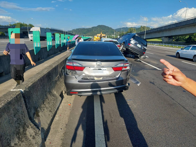 今（15）日下午16時許，國道3號北向46.5公里處樹林交流道發生事故，現場5車追撞。（圖／警方提供）