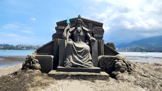 八里城市沙雕展19日登场，现场沙雕以世界神话为主题，图为宙斯拿着闪电权杖（新北市政府高滩地工程管理处提供）