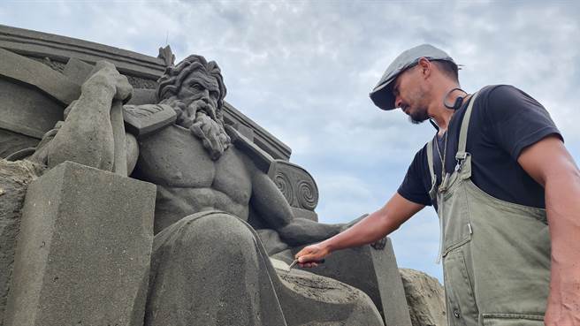 曾获世界冠军的日本沙雕师-保坂俊彦老师正在创作鬼斧神工的沙雕艺术（新北市政府高滩地工程管理处提供）