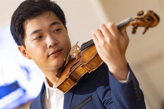 小提琴家魏靖仪和名琴「姚阿幸-艾尔曼」有过一段渊源。（新象艺术提供／李欣恬台北传真）
