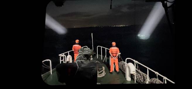 2023.08.15澎湖縣♦海巡10087艇暗夜中，在海上以探照燈搜尋失聯老翁。（海巡提供／許逸民澎湖傳真）