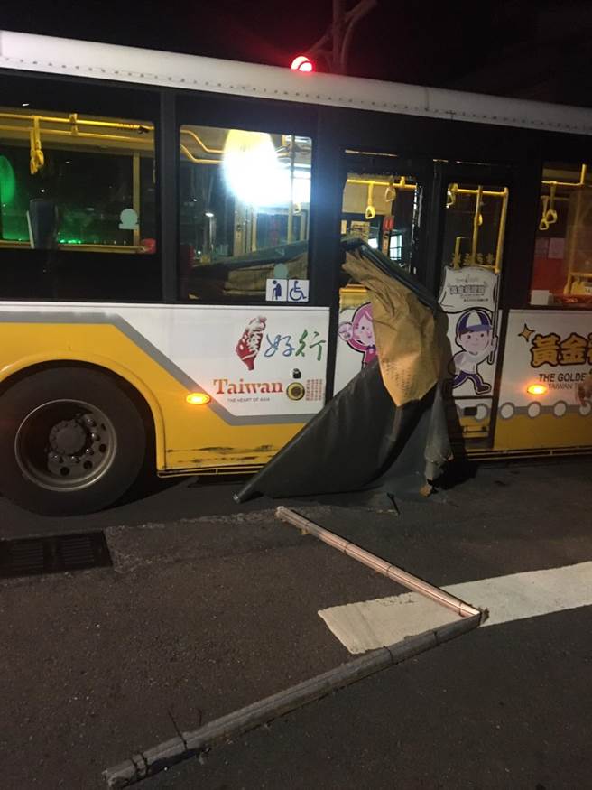 由车身外侧也可看到遮雨棚整根贯穿客运内之情形。（基隆市消防局提供／徐佑升基隆传真）