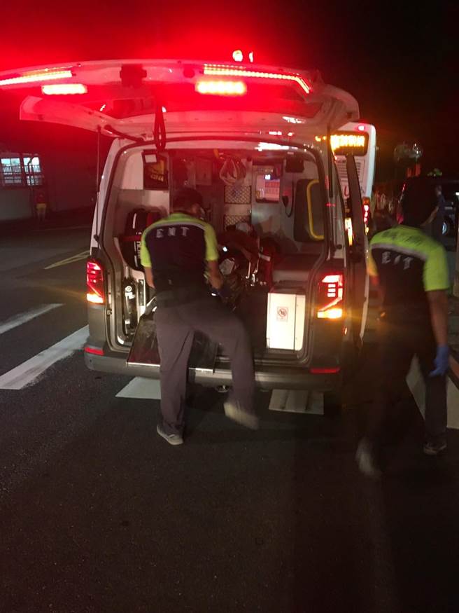 幸好一名女性乘客仅右耳擦伤，意识清醒应无大碍，后由救护车送往基隆长庚治疗。（基隆市消防局提供／徐佑升基隆传真）