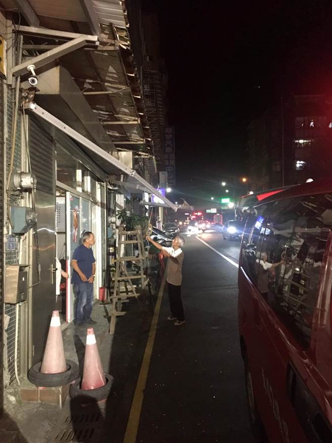 当地住户得知遮雨棚被撞坏也有些无奈，查看损坏情形。（基隆市消防局提供／徐佑升基隆传真）