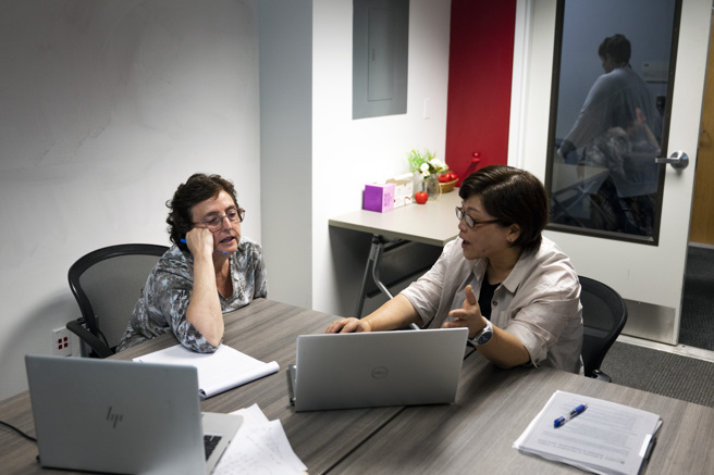 美國教授表示，考慮重新使用紙本考試與口試，以避免學生用AI作弊。（圖/美聯社）