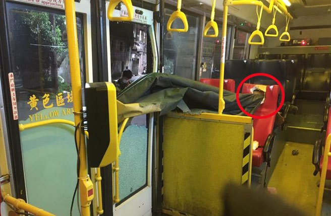 事发现场可见遮雨棚整根贯穿客运内，直接插破座椅靠背，相当可怕。（基隆市消防局提供／徐佑升基隆传真）