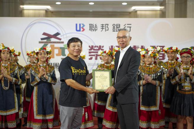 （希望兒童合唱團執行長蔡義方(左)致贈感謝狀給聯邦銀行董事長林鴻聯(右)以表達感謝長年的贊助支持。圖／聯邦銀行提供）