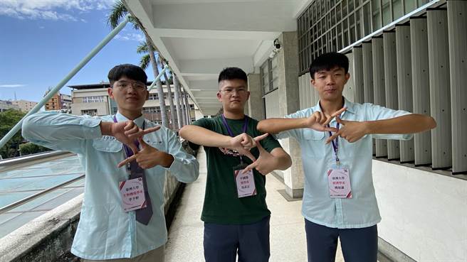 台中一中学生李予轩（左1）、马武正（中）及姚如谦（右）在分科测验表现亮眼。（陈淑芬摄）