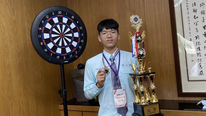 李予轩是飞镖高手。（陈淑芬摄）