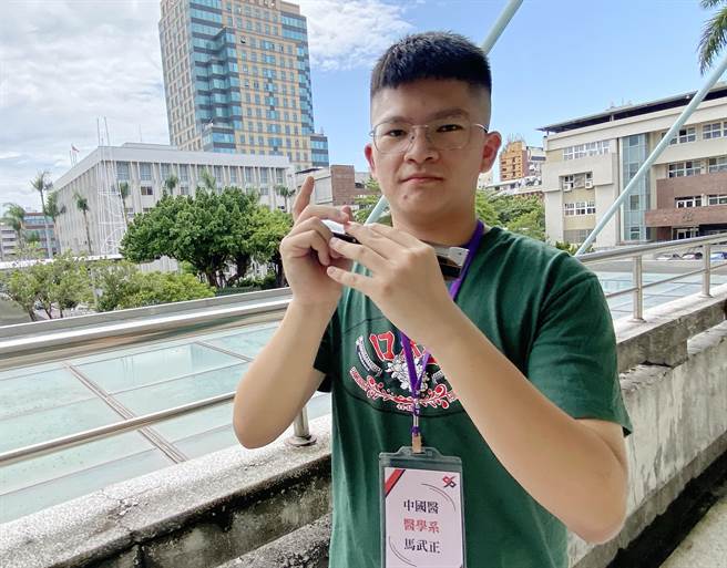 马武正兴趣是吹口琴。（陈淑芬摄）