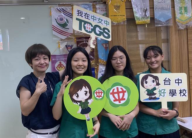 台中女中教务主任王琇娴（左1）与分科测验表现亮眼的学生林宛儒（右2）、张安柔（左2）及简徐诗玟（右1）合影。（陈淑芬摄）