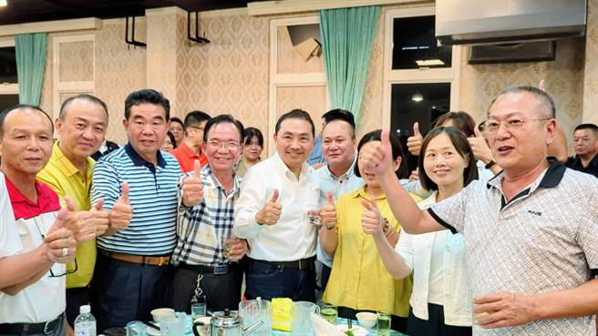 新北市長侯友宜與全國各區漁業代表餐敘，承諾將讓漁民的生計能夠確保，大家都有錢賺。（張志康攝）
