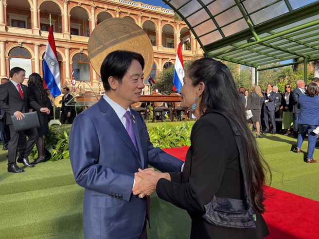 賴清德出席巴拉圭總統貝尼亞就職典禮，與美國內政部長哈蘭（Deb Haaland）寒暄大概1分多鐘。特使團提供