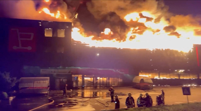 2023年8月14日，在俄羅斯對烏克蘭敖德薩發動空襲後，消防員正努力撲滅被毀的購物中心大火。（路透社）