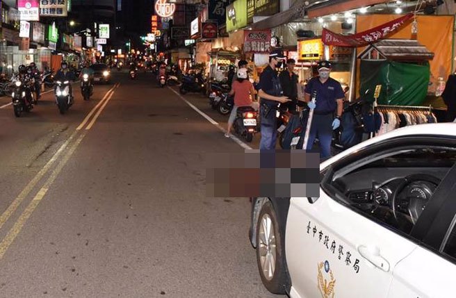 大雅区发生妇人疑洗遮雨棚不慎坠落死亡憾事。（民眾提供）