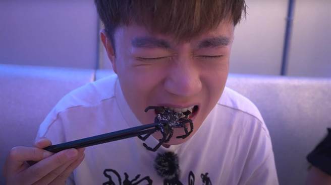 李岳为拍摄YT节目牺牲挑战吃蜘蛛。（李岳提供）