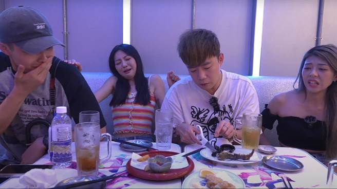 李岳（右二）在节目中挑战吃蜘蛛与壁虎，一旁的慈妹（左二）吓到脸部扭曲。（李岳提供）