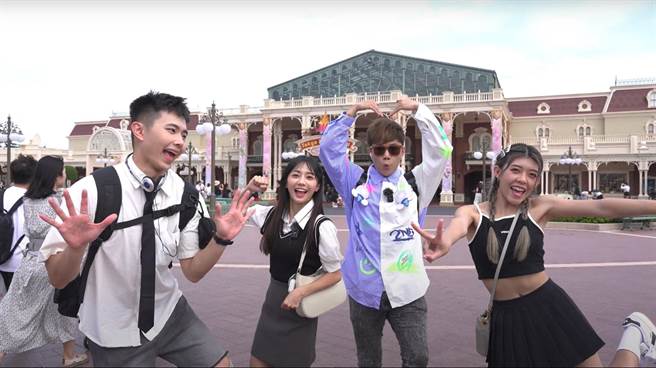 李岳（右二）赴日出外景10天，大讚慈妹（左二）敬业又认真。（李岳提供）