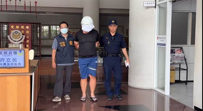 33歲杜姓男子（中）坦承潑灑酒精膏縱火。（民眾提供）