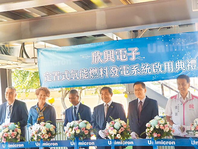 欣兴首座大型氢能燃料电池启用，董事长曾子章（左四）、Bloom Energy总裁K.R Sridhar（左三）携手剪彩。图／李淑惠