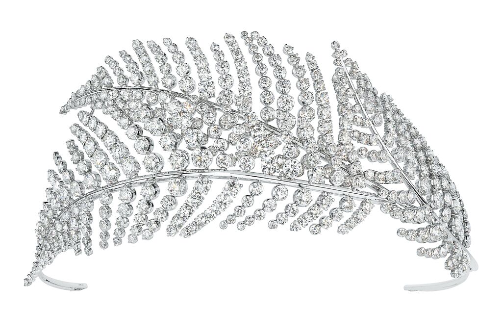 CHAUMET鑽石冠冕以精湛工藝詮釋細緻交錯的自然姿態，鑽石閃耀如葉上凝掛著溫潤露珠。（CHAUMET提供）
